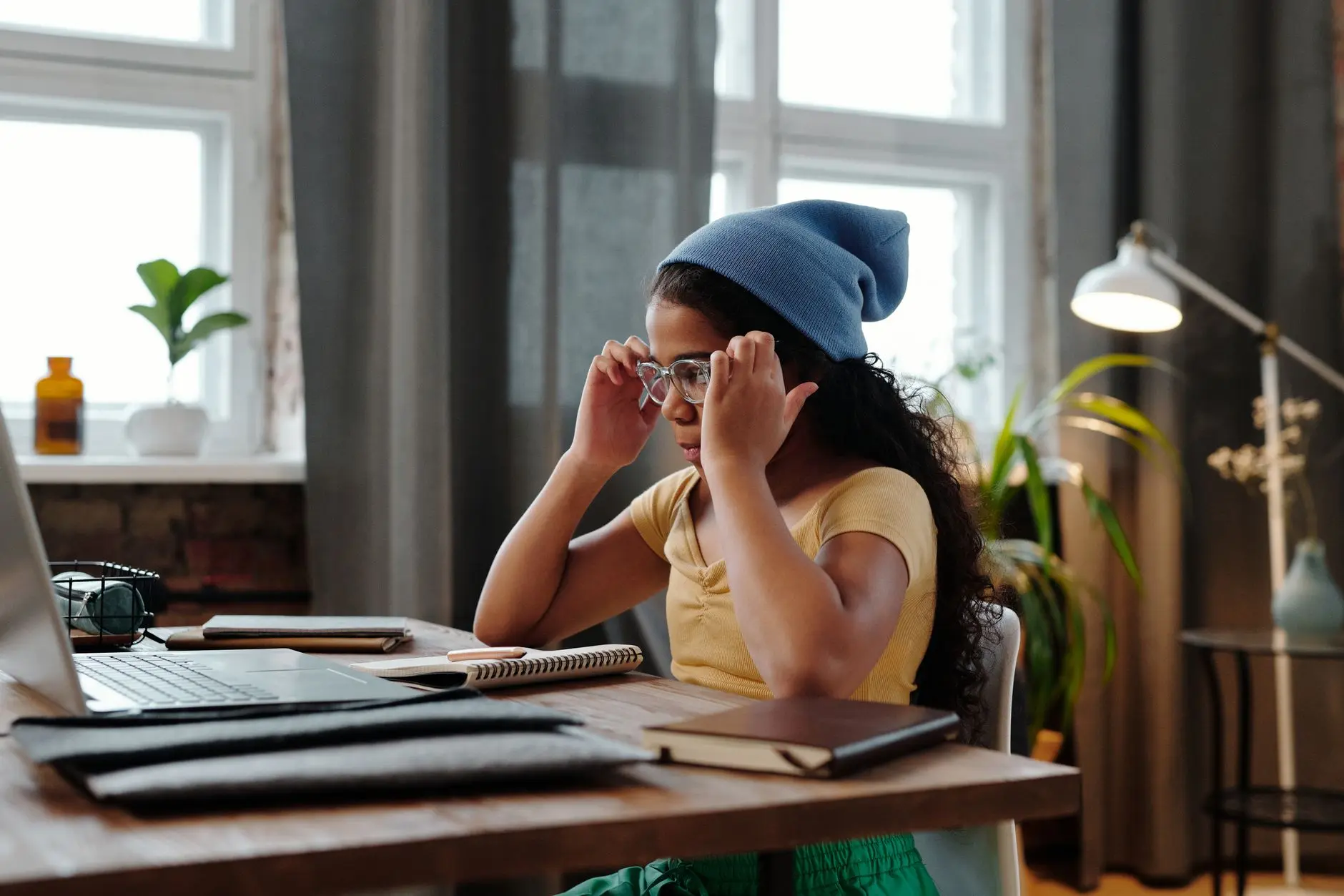 从机械挂锁到智能指纹锁：办公场景下防盗门锁技术演进与行业观察